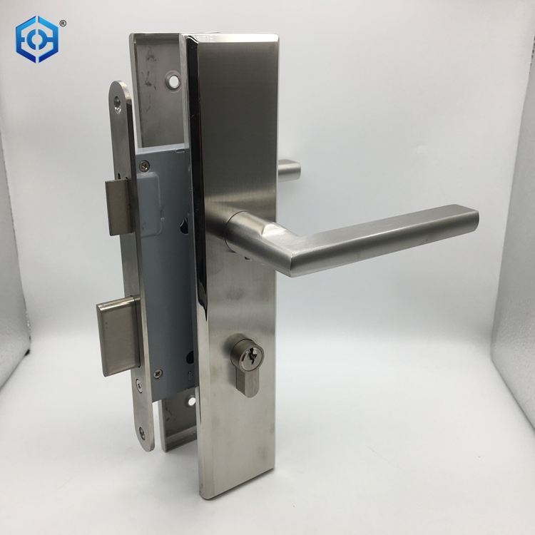 door handle with lock and key