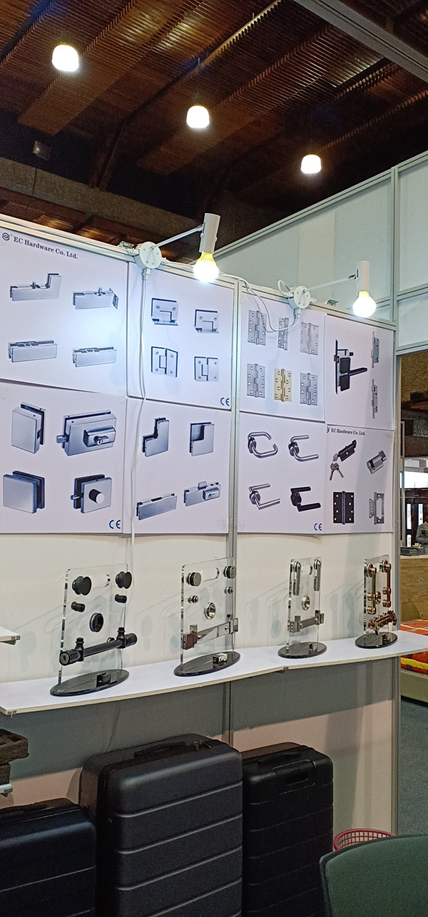 China Supplier Bathroom Series Stainless Steel Clamping Hinge for Glass (EGC-058)